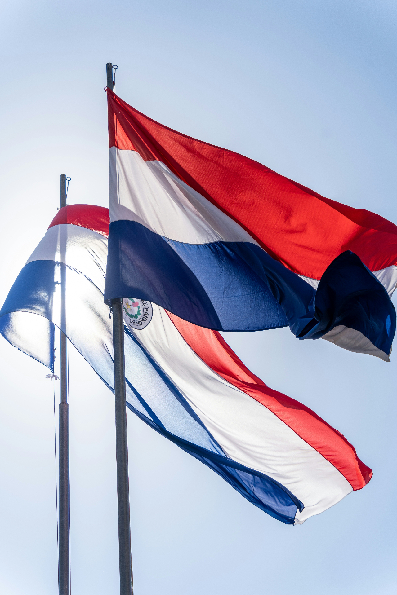 Bandeiras do Paraguai ao vento